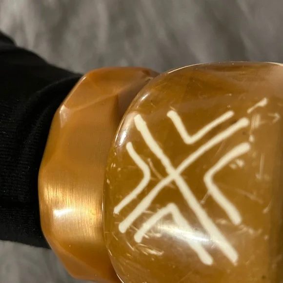 Two plastic bracelets - Picture 2 of 4